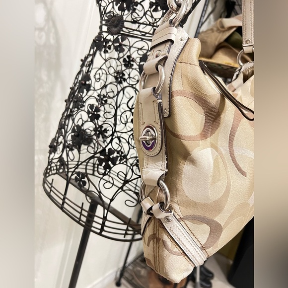 Coach - Picture 16 of 16